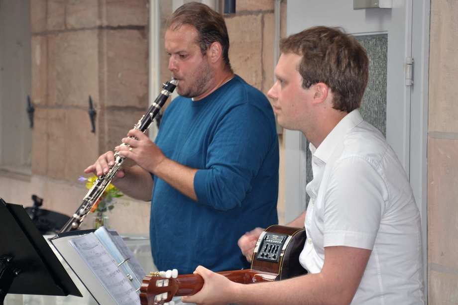 Zwei Musiker mit Klarinette und Gitarre